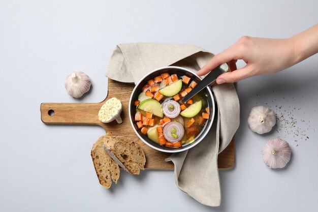 Gotujące dłonie nad garnkiem